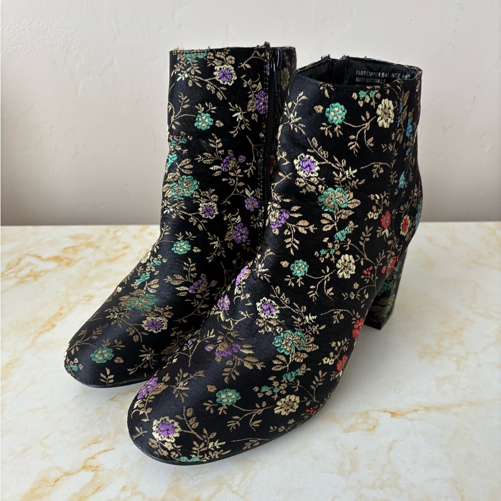 Vintage DIBA black & floral mid-boot, size 8.5